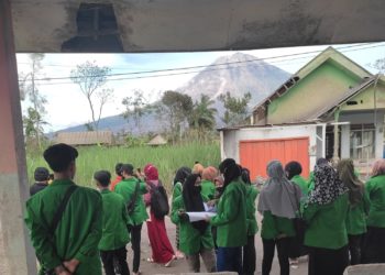 MAHASISWA PENDIDIKAN BIOLOGI, MELAKUKAN MODEL PEMBELAJARAN STUDI KASUS