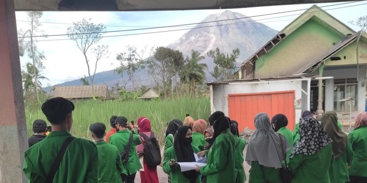 MAHASISWA PENDIDIKAN BIOLOGI, MELAKUKAN MODEL PEMBELAJARAN STUDI KASUS